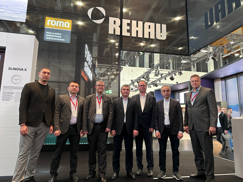 В рамках международной выставки Fensterbau Frontale 2024 состоялась встреча между генеральным директором IMZO и CEO Rehau.